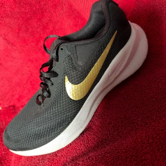 Nike black and with gold logo sneakers size 8.5 wide - Picture 2 of 4